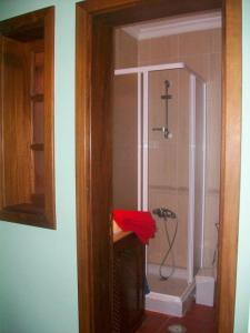 La salle de bains est pourvue d'une douche avec une croix sur le mur. dans l'établissement Casa Costa Amanecer, à Punta de Mujeres 30 autres photos