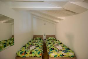 um quarto com duas camas num quarto em DESIGNcontrodesign em Desenzano del Garda