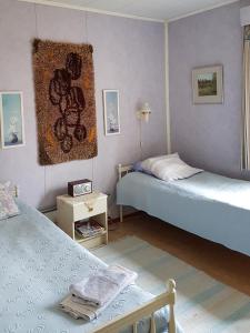 En eller flere senge i et værelse på Motelli Nuttulinna