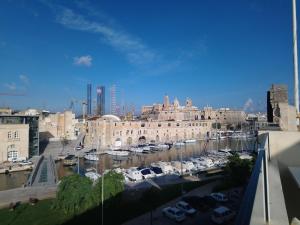 Nespecifikovaný výhled na destinaci Cospicua nebo výhled na město při pohledu z bed and breakfast