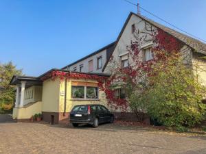 Hotel Restaurant Denis في Zemmer: ركن السيارة أمام المنزل