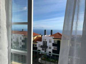 een uitzicht vanuit het raam van een gebouw bij Ilha Atlântico in Caniço