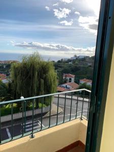 balcone con vista su una strada di Ilha Atlântico a Caniço