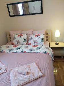 Un dormitorio con una cama con una toalla. en Nina, en Voždivac