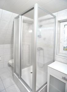 Phòng tắm tại Gemütliche Ferienwohnungen in Friedland Ortsteil Cosa