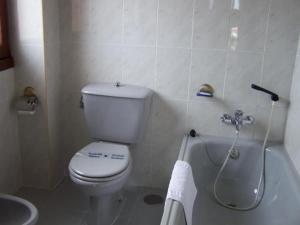 ein Badezimmer mit Toilette, Badewanne und Waschbecken in der Unterkunft Hotel Alemar in Somo