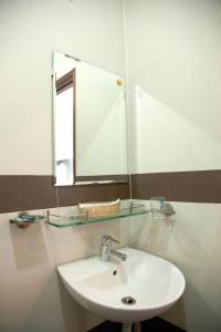 y baño con lavabo y espejo. en Hoang Thuy Sinh Hotel en Da Nang
