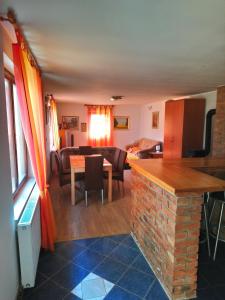 Televízia a/alebo spoločenská miestnosť v ubytovaní Studio apartman KOTRO + 13 fotografií