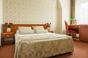 a bedroom with a large bed and a chair at Leśna Perła - Restauracja i Pokoje Hotelowe in Rudzinitz +47 photos