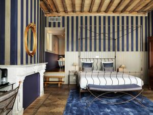 een slaapkamer met een bed en een open haard bij Hotel Harmony in Gent