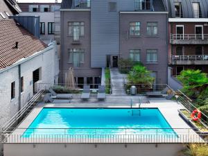 an overhead view of a swimming pool on a building at Hotel Harmony in Ghent