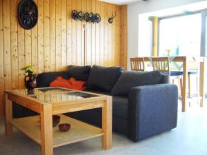 a living room with a blue couch and a table at Haus Gieselsberg, mit Aussicht auf Schmalkalden in Schmalkalden
