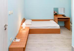 A bed or beds in a room at Family Hotel Varna Még 17 kép