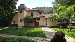 uma casa no meio de um quintal em Casarão e Chalés das Mangueiras em Rio Preto