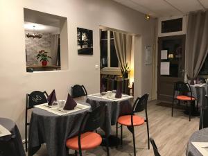 Un restaurant sau alt loc unde se poate mânca la HÔTEL LES IRIS