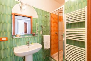 ein Bad mit einem Waschbecken und einem Spiegel in der Unterkunft Terrazza Felicienne in Sorrent