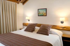 Una cama o camas en una habitación de Pailahue Cabañas Lodge