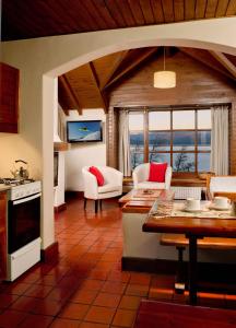 a kitchen and living room with a view of the ocean at Pailahue Cabañas Lodge in San Carlos de Bariloche