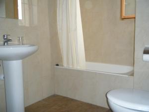 Łazienka w obiekcie Hostal Tierramar