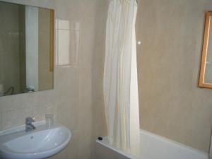 łazienka z umywalką i zasłoną prysznicową w obiekcie Hostal Tierramar w El Arenal