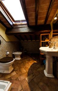エンポリにあるLa Casa Degli Olmiのバスルーム(トイレ2つ、シンク付)