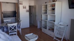 サンティレール・ド・リエにあるVendée Vue Merの白い棚とテーブルが備わる部屋、キッチンが備わる部屋