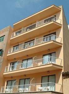 una imagen de un edificio con balcones en Hostal Tierramar, en El Arenal