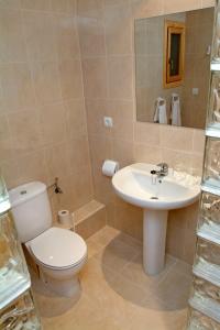 łazienka z toaletą i umywalką w obiekcie Hostal Tierramar w El Arenal +12 zdjęć