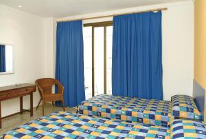 Łóżko lub łóżka w pokoju w obiekcie Hostal Tierramar
