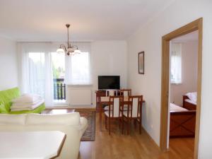 Televízia a/alebo spoločenská miestnosť v ubytovaní Apartment Górska 54