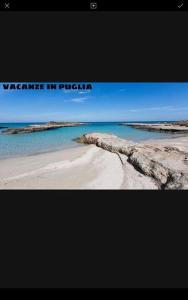 ein Bild eines Strandes mit den Worten Urlaub in Apulien in der Unterkunft Isola Verde Agriturismo in Carovigno