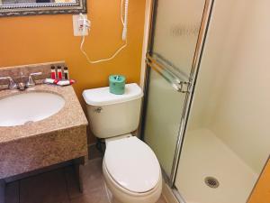 Un baño de Travelodge by Wyndham Bay Shore Long Island