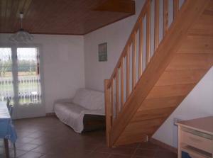 Habitación con cama y escalera en Gite à Sablonceaux pres de de royan et la palmyre, en Sablonceaux