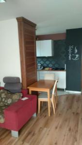 比亞韋斯托克的住宿－Leśny Apartament，一间带桌子的客厅和一间厨房