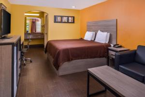TV a/nebo společenská místnost v ubytování Americas Best Value Inn West Columbia