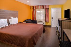 Postel nebo postele na pokoji v ubytování Americas Best Value Inn West Columbia