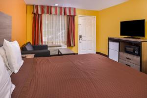 Postel nebo postele na pokoji v ubytování Americas Best Value Inn West Columbia