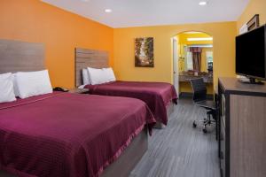 TV a/nebo společenská místnost v ubytování Americas Best Value Inn West Columbia + 4 fotografie