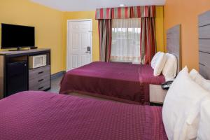 Postel nebo postele na pokoji v ubytování Americas Best Value Inn West Columbia