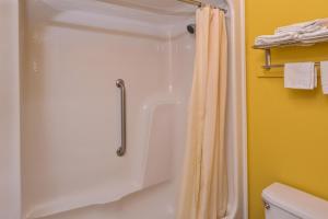 Koupelna v ubytování Americas Best Value Inn West Columbia