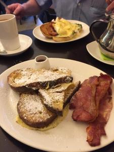 dois pratos de comida de pequeno-almoço numa mesa em Anam Cara B&B em Cork