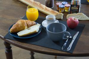 Options de petit-déjeuner proposées aux clients de l'établissement Ker spa, gite avec spa privatif dans la chambre