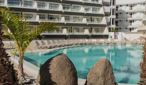 Der Swimmingpool an oder in der Nähe von Gara Suites Golf & Spa