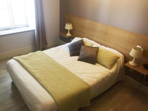 En eller flere senge i et værelse på Relais de Bèze