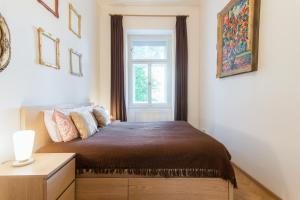 Postel nebo postele na pokoji v ubytování Victoria Design Stays - Apartment Slavojova