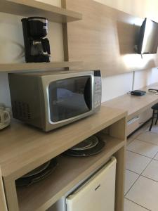 a microwave sitting on a counter in a kitchen at Melo Hospedagem - Flat Bellagio in São Luís