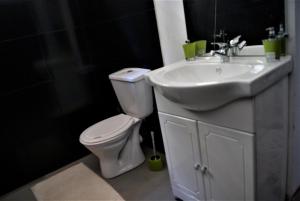 Een badkamer bij Villa Mahefa - WIFI - Canal Plus - Terrasse & Jardin