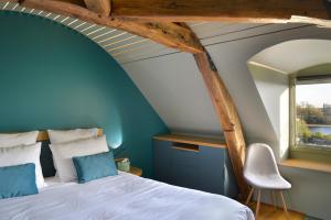 オルレアンにあるSuites du Cabinet Vertのベッドルーム(白いベッド1台、窓付)