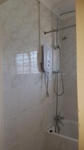Ванная комната в Lolo's 1bed Apt-Best location-2Balconies