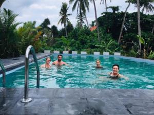בריכת השחייה שנמצאת ב-Sath Villa Naadi Ayurveda Resort או באזור